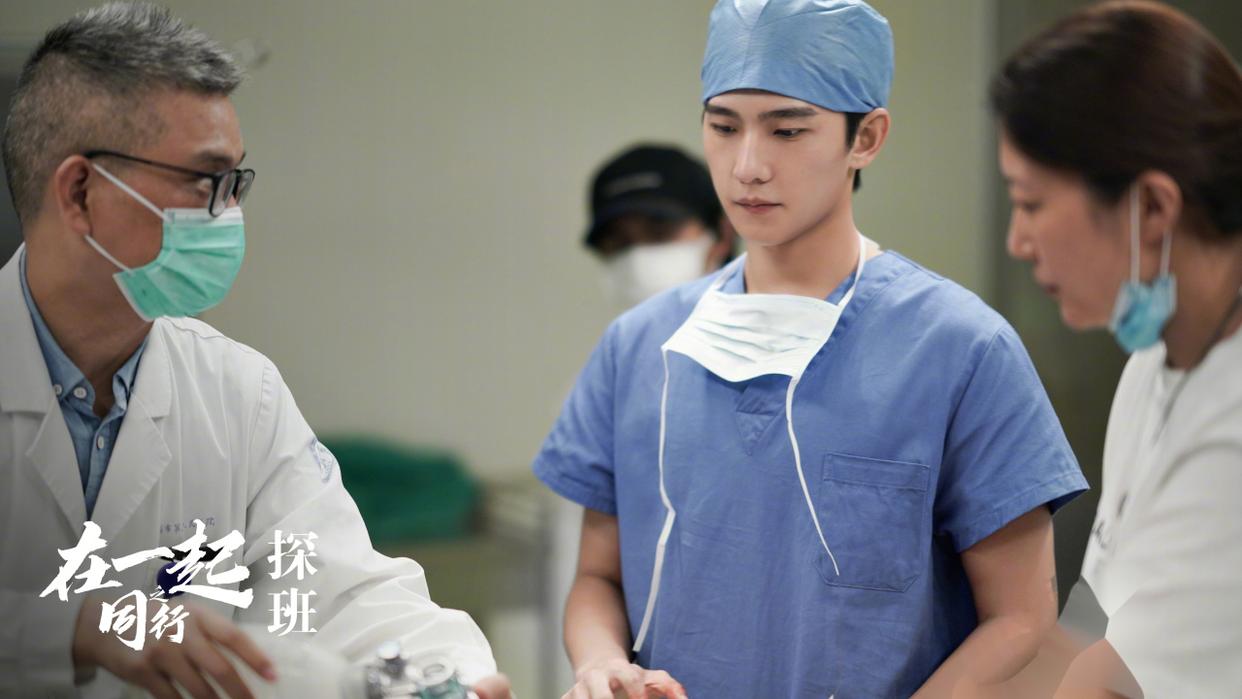 探班抗疫剧《在一起》，雷佳音演外卖小哥，杨