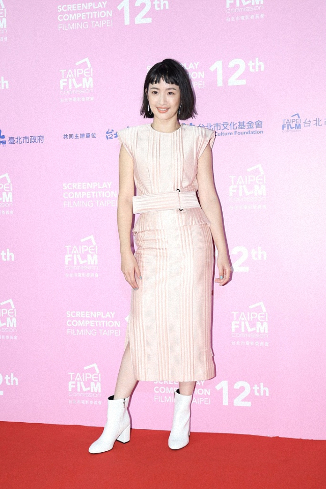 林依晨终于换发型，穿藕粉色连衣裙配“狗啃刘海”，可爱又时髦