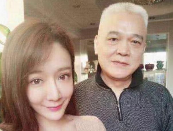 成名抛弃妻女，后小12岁前女友嫁给自己兄弟，而