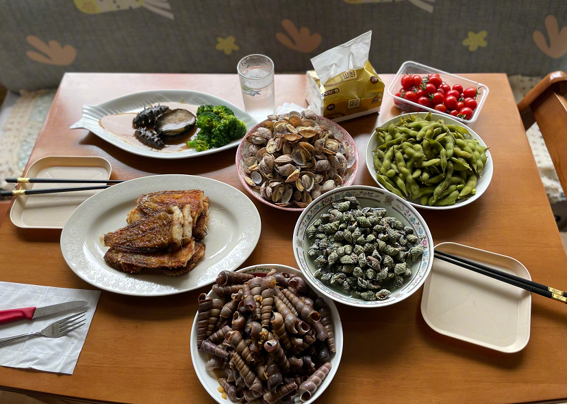 黄晓明在姥姥家吃饭晒与家人合照，并且说终于不用自己做饭了