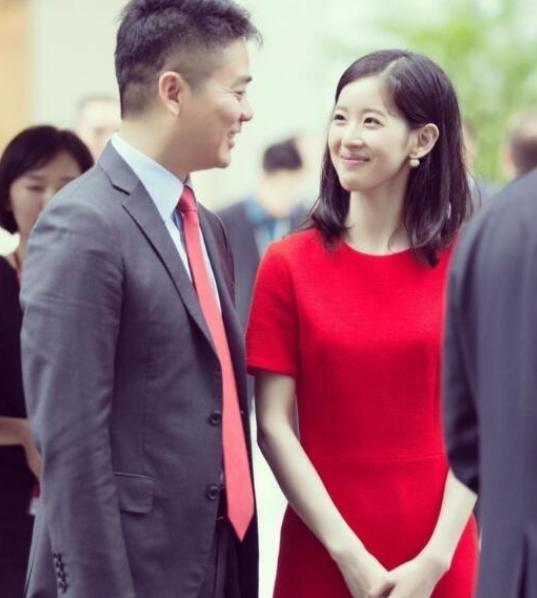 章泽天晒举铁照意外曝光豪宅内景，装修时尚大气，连窗框都是金色