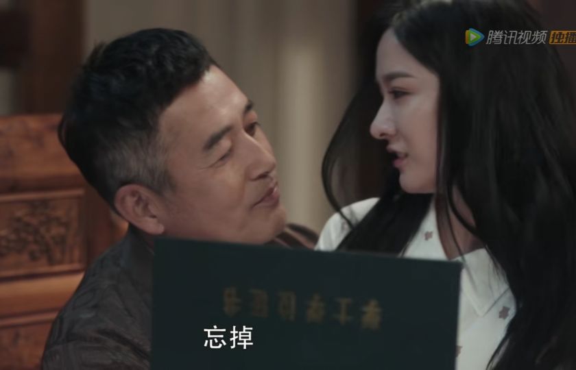 《扫黑风暴》爸被杀妈遭埋，她在仇人怀里撒娇
