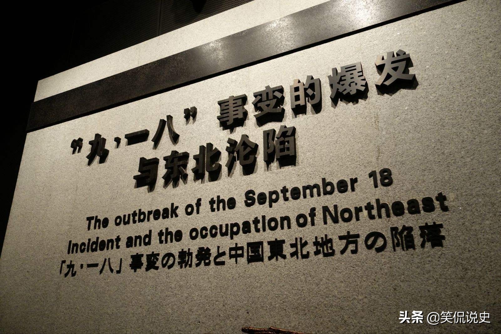 东北大爷放牛途中，无意间发现一个山洞，里面竟藏着大量军备物资