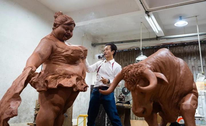 “肥女斗牛”泥稿放大，为西班牙而作