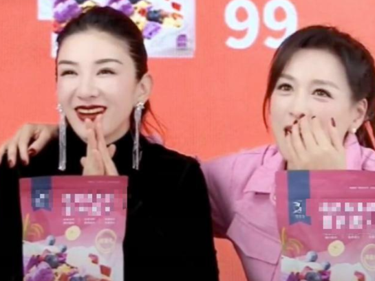 50岁张庭直播翻车，儿子当场质疑作秀，老公在旁