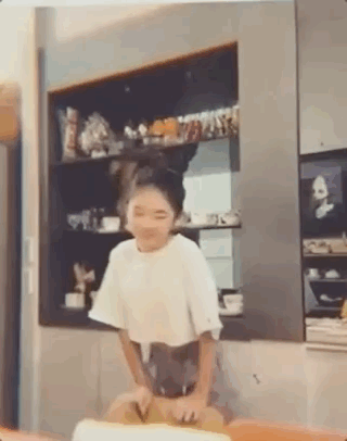 曹格为11岁女儿庆生，Grace姐姐眼神灵动，又瘦又美颜值逆袭