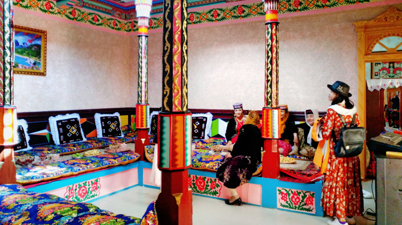 Travel Notes in Xinjiang: I was attending a Uzbek wedding, but I saw a luxury hotel in Kashgar