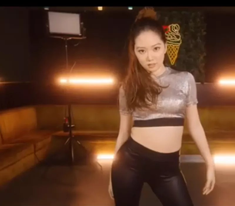 甄子丹14岁儿子近照曝光！打扮潮流皮肤超白，姐姐穿短裤秀长腿