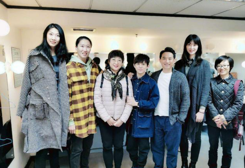 女排和明星合影：1米85不够看，凤凰传奇像小矮人，朱婷小鸟依人