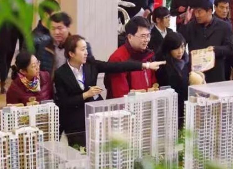 国家连降两道“铁令”，2021年房价要降？专家：