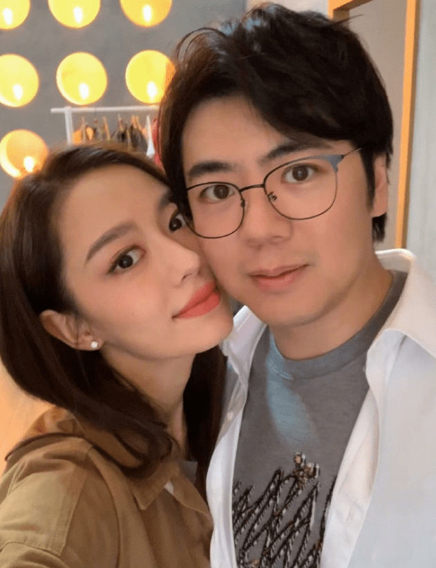 吉娜与郎朗同框秀恩爱，男才女貌被赞王子与公主，深情对视超甜蜜