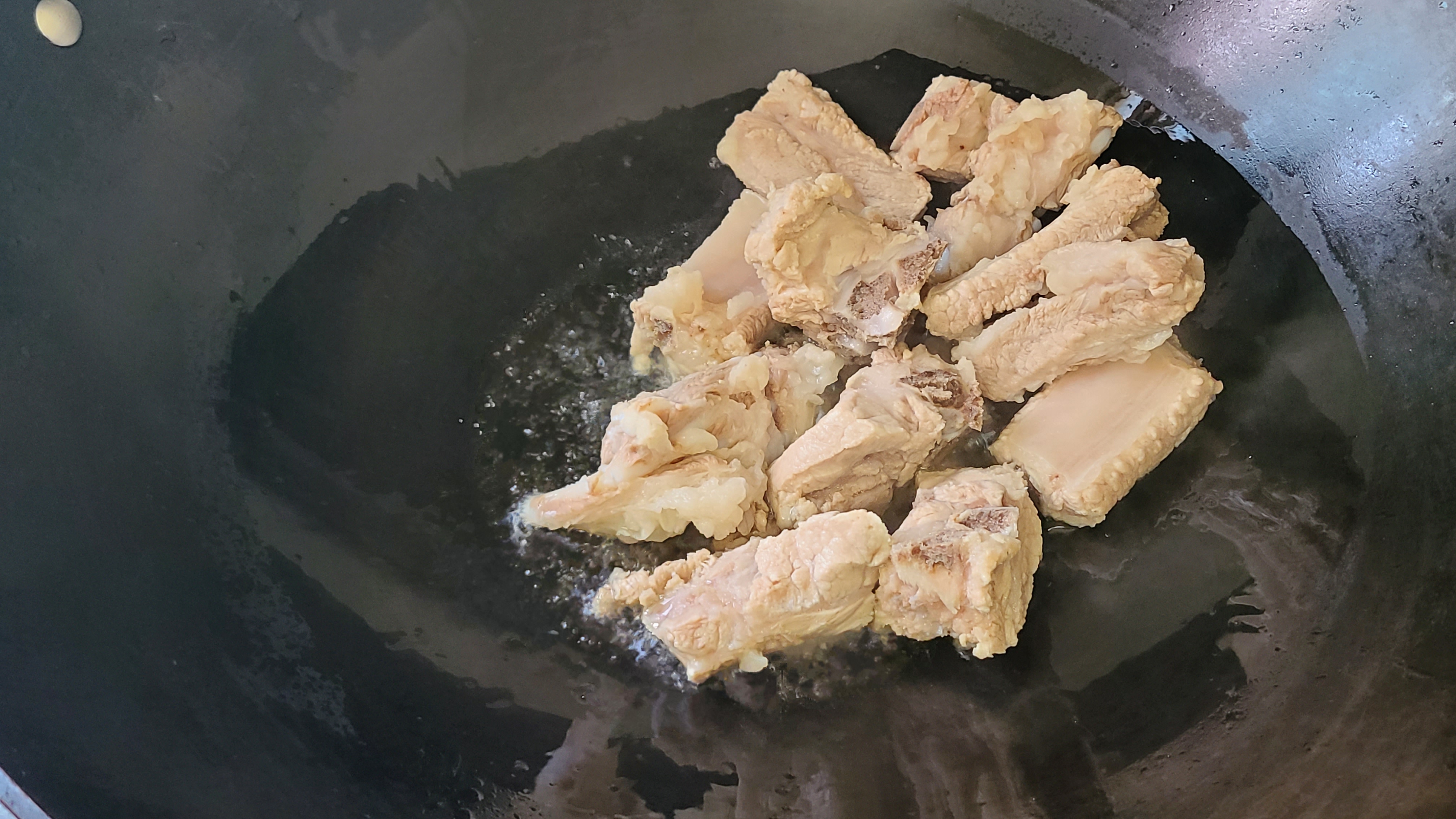 酸梅排骨，广东人做出来就是好吃，味道特别又开胃，太下饭