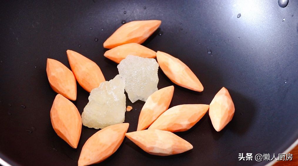 不需要油炸，用水和冰糖一起煮，教你做冰糖蜜薯，香甜软糯