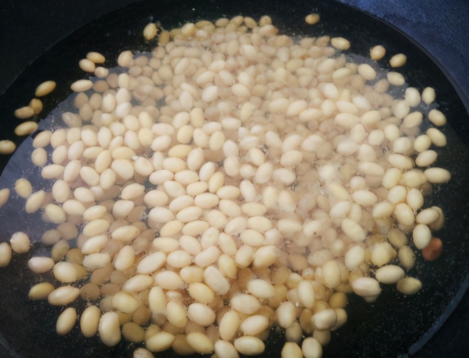 打豆漿，泡好的黃豆直接打就外行了，多加1個步驟，香濃更順滑