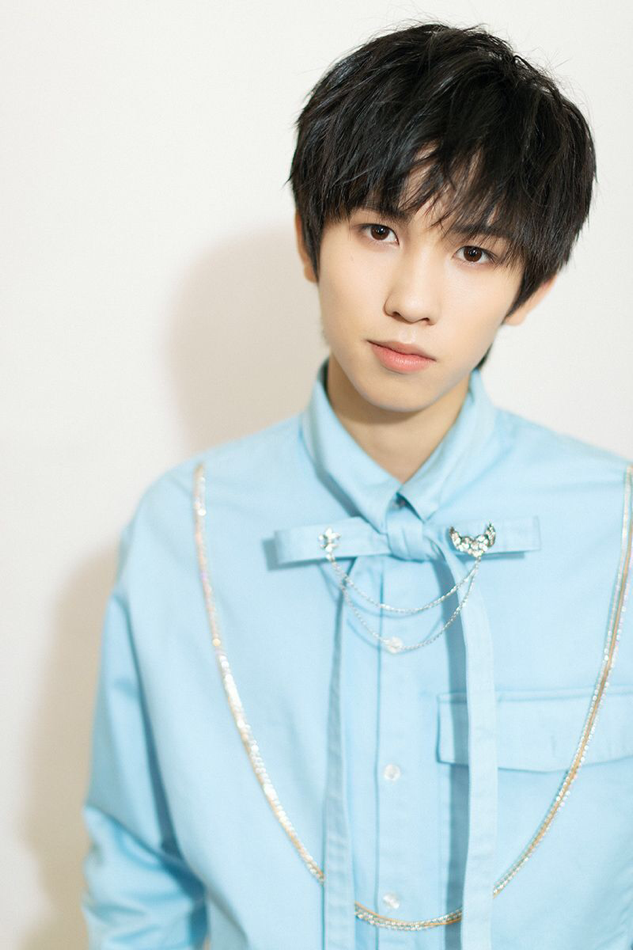 19岁男星林墨发文，为女工作人员摔倒后大笑道歉，网友：没礼貌