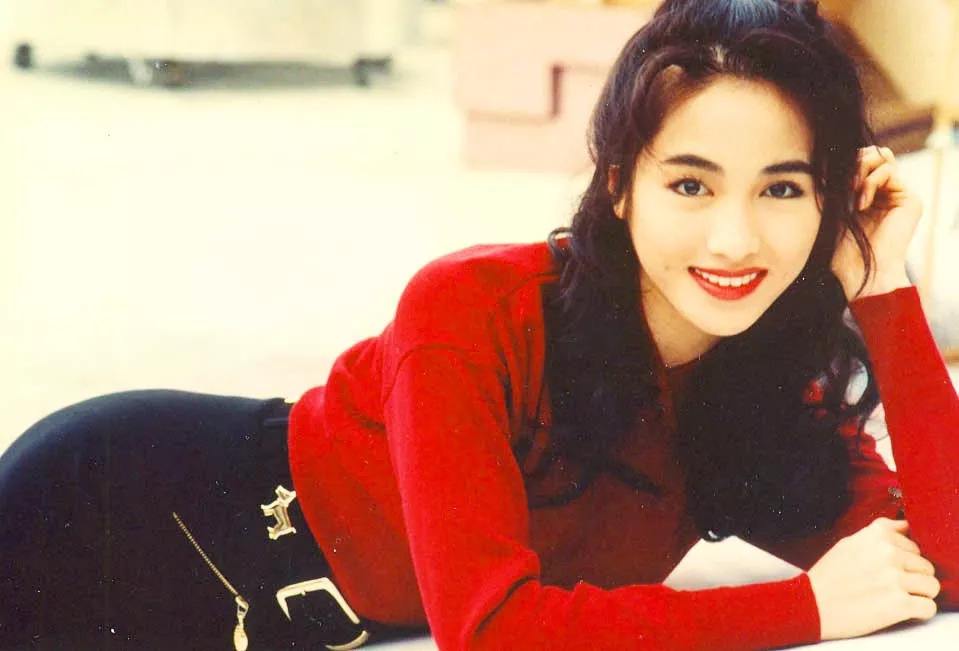 她是香港第一美人，14岁出道，37岁退圈，今成
