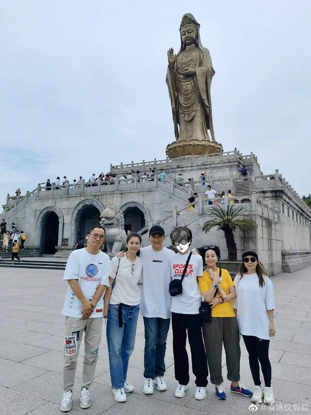 袁咏仪七一游普陀山为祖国祈福，魔童比妈妈高，一家三口太幸福