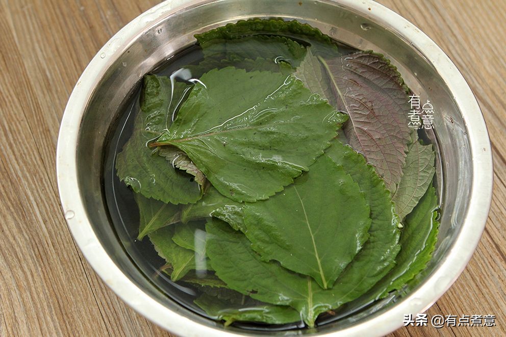 五花肉買來不炒不燉，拿葉子包起來，清香不油膩，下酒下飯真過癮