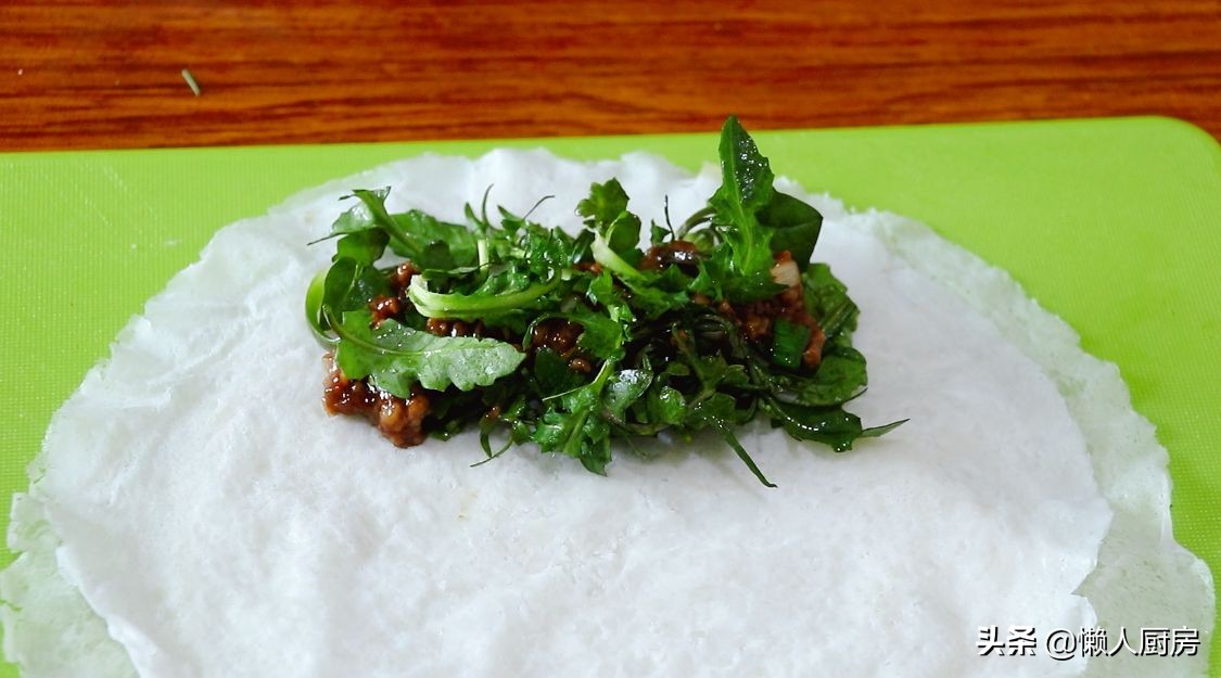 初春嚐鮮，挖野菜一天能賣100元，這樣包著春捲吃，還會灌湯
