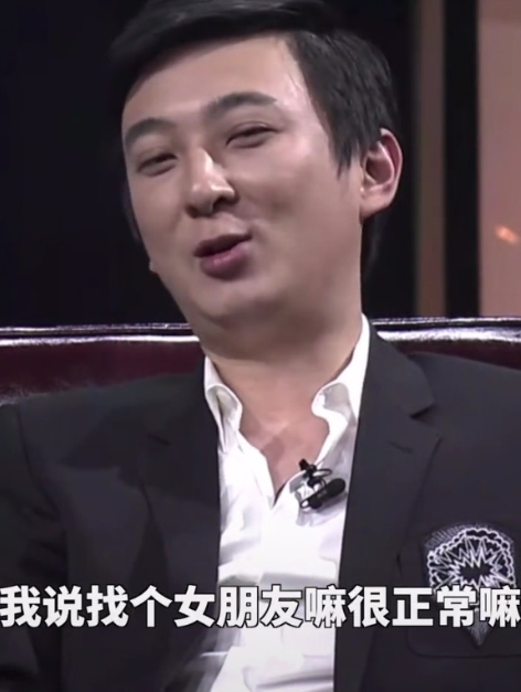 王思聪在泰国被拍到和一女孩街头逛夜市，看清