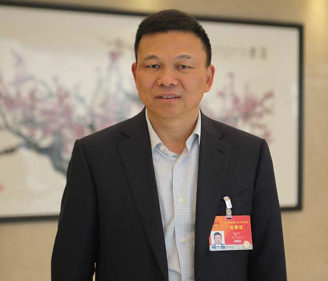 又一中国富豪家族移民？妻子已入加拿大国籍，自己和弟弟拿着绿卡