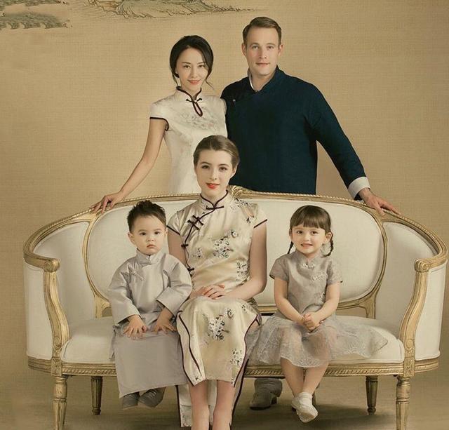 42岁马雅舒夫妻同框，穿白裙与富豪老公配一脸，混血儿女颜值逆天