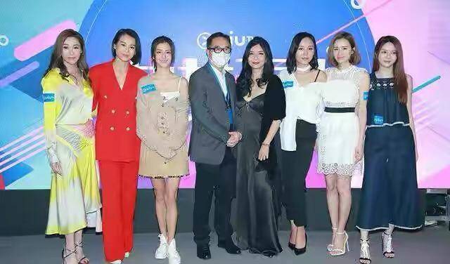 胡杏儿儿子手指受伤喊爸爸叫救护车太萌！趴在爸爸身上眼大睫毛长