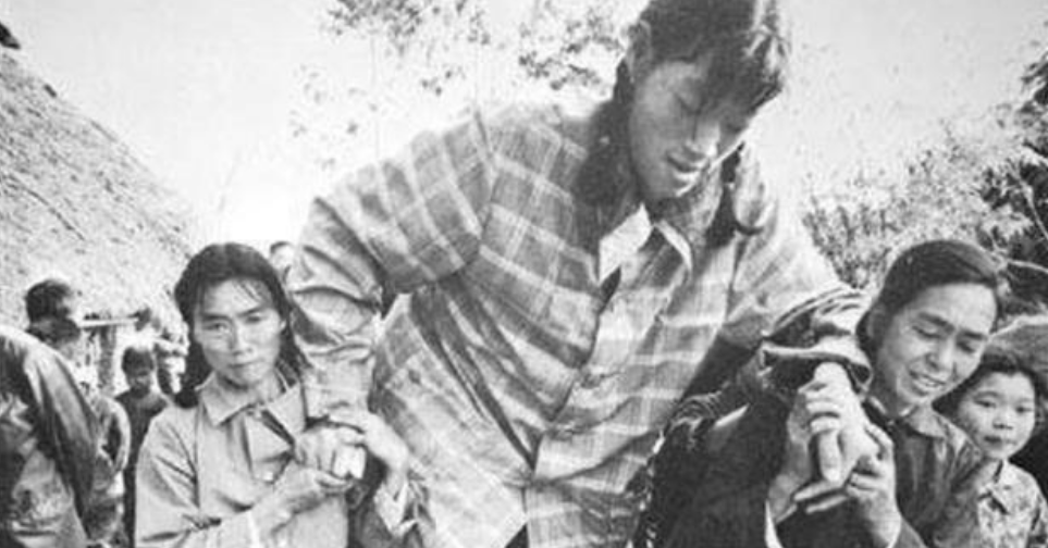 世界第一女巨人曾金莲：14岁高过姚明，18岁猝死，遗体至今未下葬