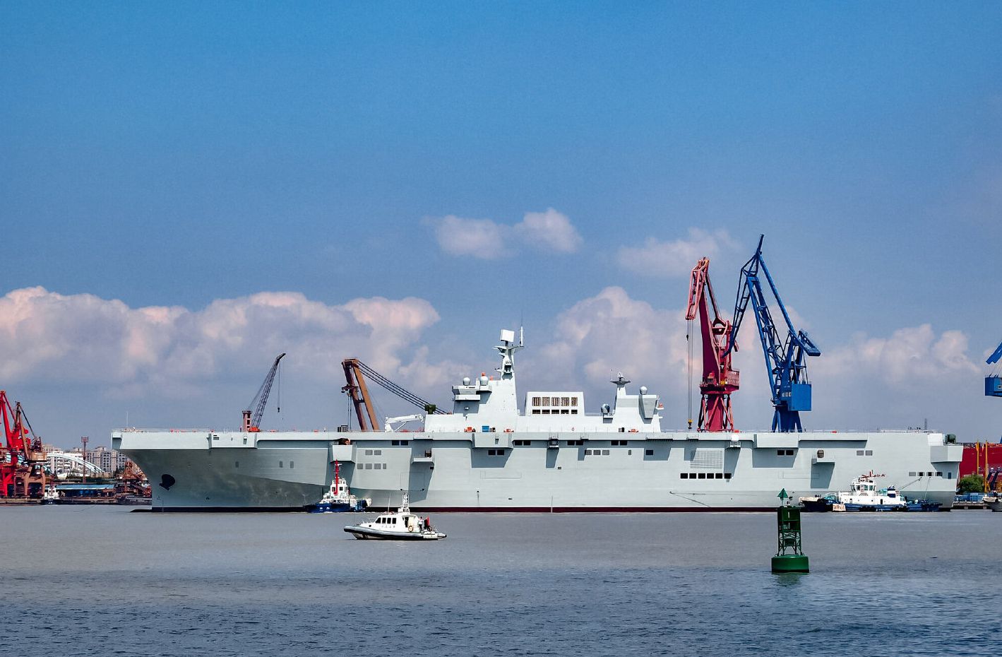 接连下水，我国为何要加速建造075两栖攻击舰？