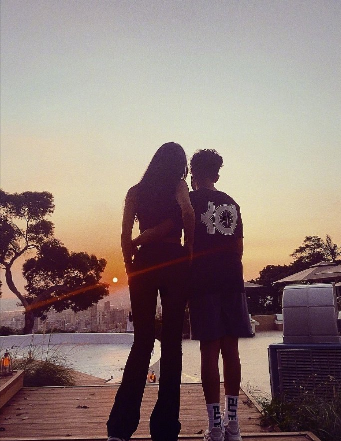 曹格11岁女儿近照：对镜头比耶活力足，腿长惊人继承妈妈的好身材