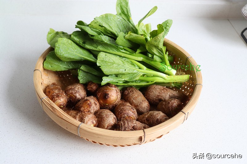 煮芋头汤时加菜心，浓稠香滑，菜心翠绿清甜、处暑之后要常吃