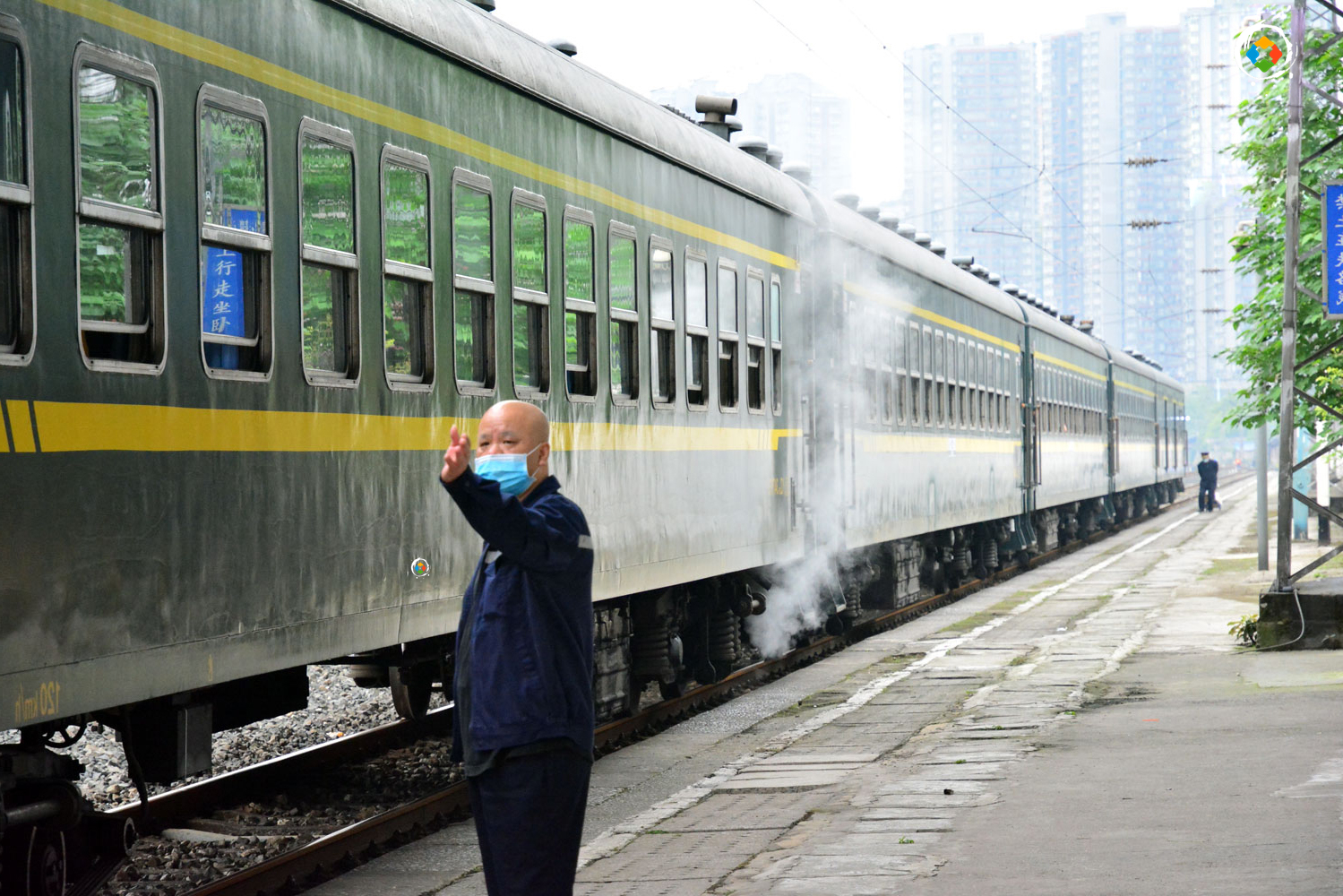 成渝铁路发展历程：普通列车到高铁，票价飙升，最快1小时就能到
