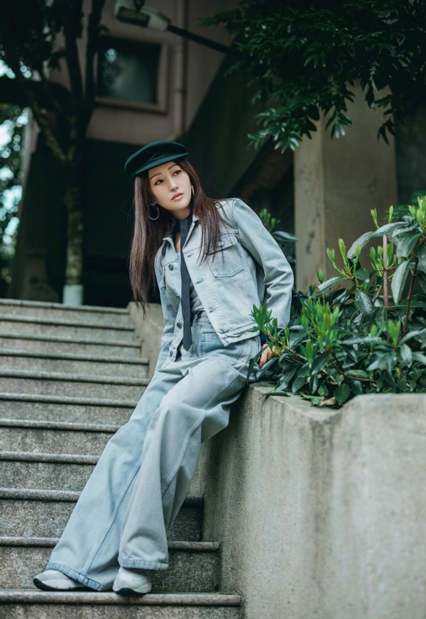 51岁杨钰莹穿牛仔套装亮相，上短下长显高挑，裤