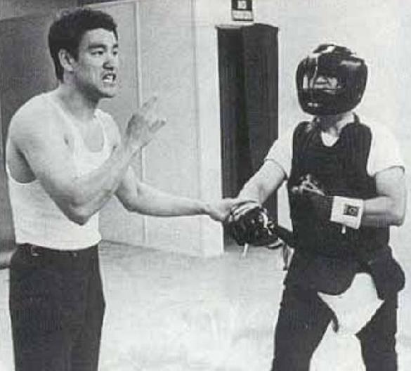 继李小龙死后，20年后他的儿子被“误杀”，为何死因都至今成谜？