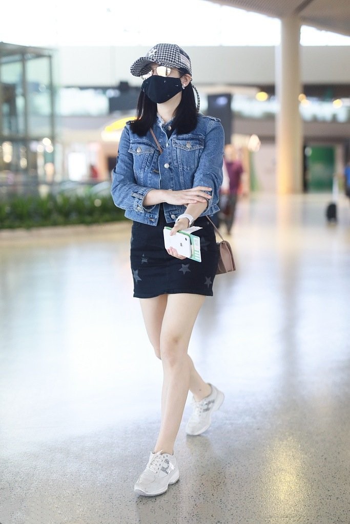 陈妍希成功躲开中年发胖，叠穿连衣裙腿真细，又是羡慕陈晓的1天