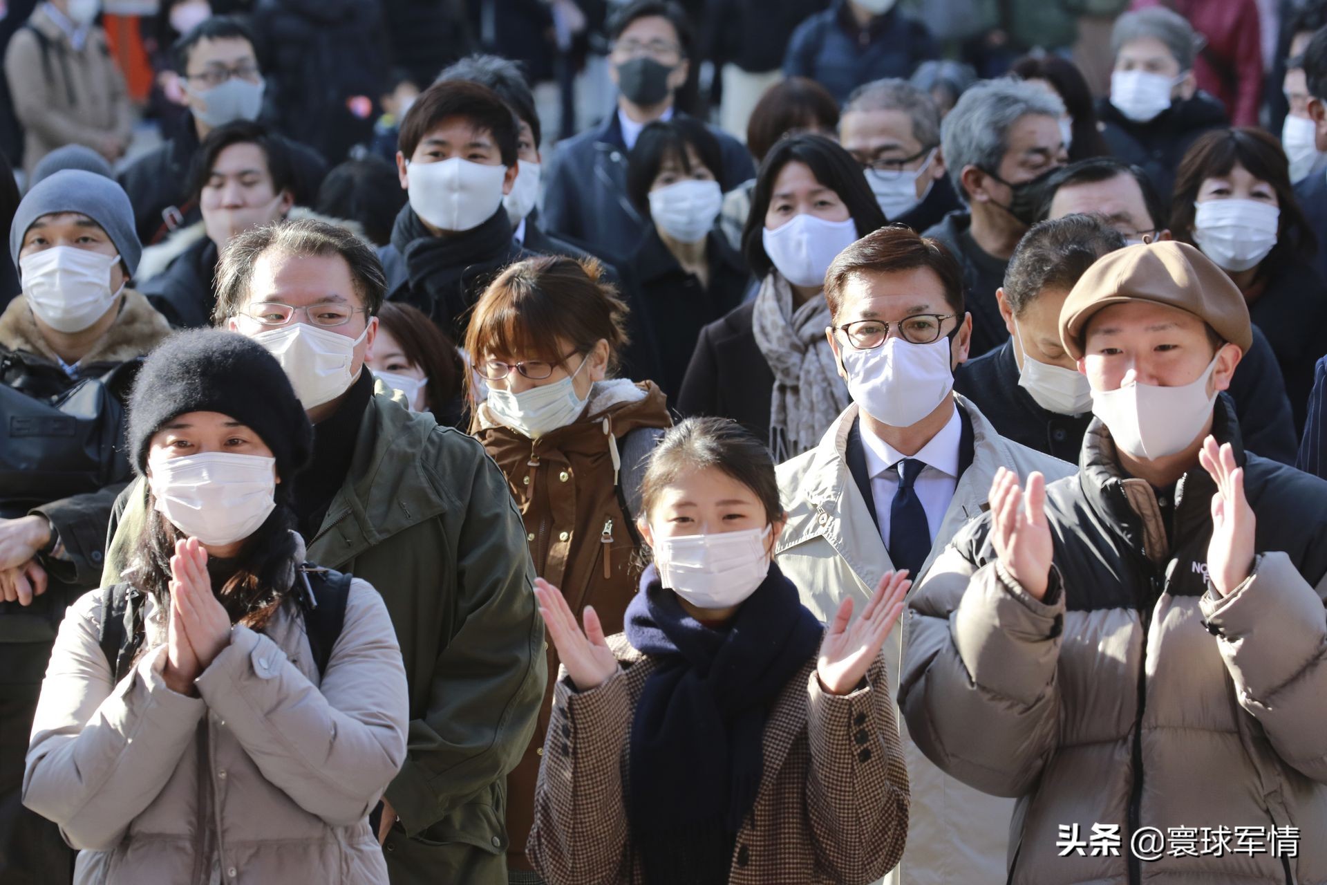 日本单日猛增6000例确诊创纪录，政客唱起抗疫反调，只是感冒无需口罩