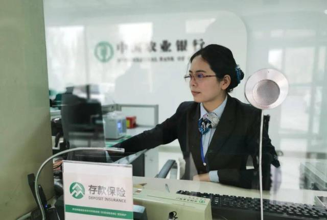 在银行存200万定期，可以多长时间不去工作？银行帮你算了一笔账