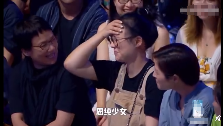 马思纯现身《脱口秀大会》观众席，素颜出镜略显害羞，笑容太治愈