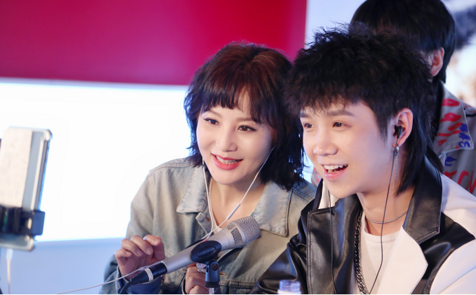 陶红的脸真是个谜，出道32年，但皮肤嫩的好似能