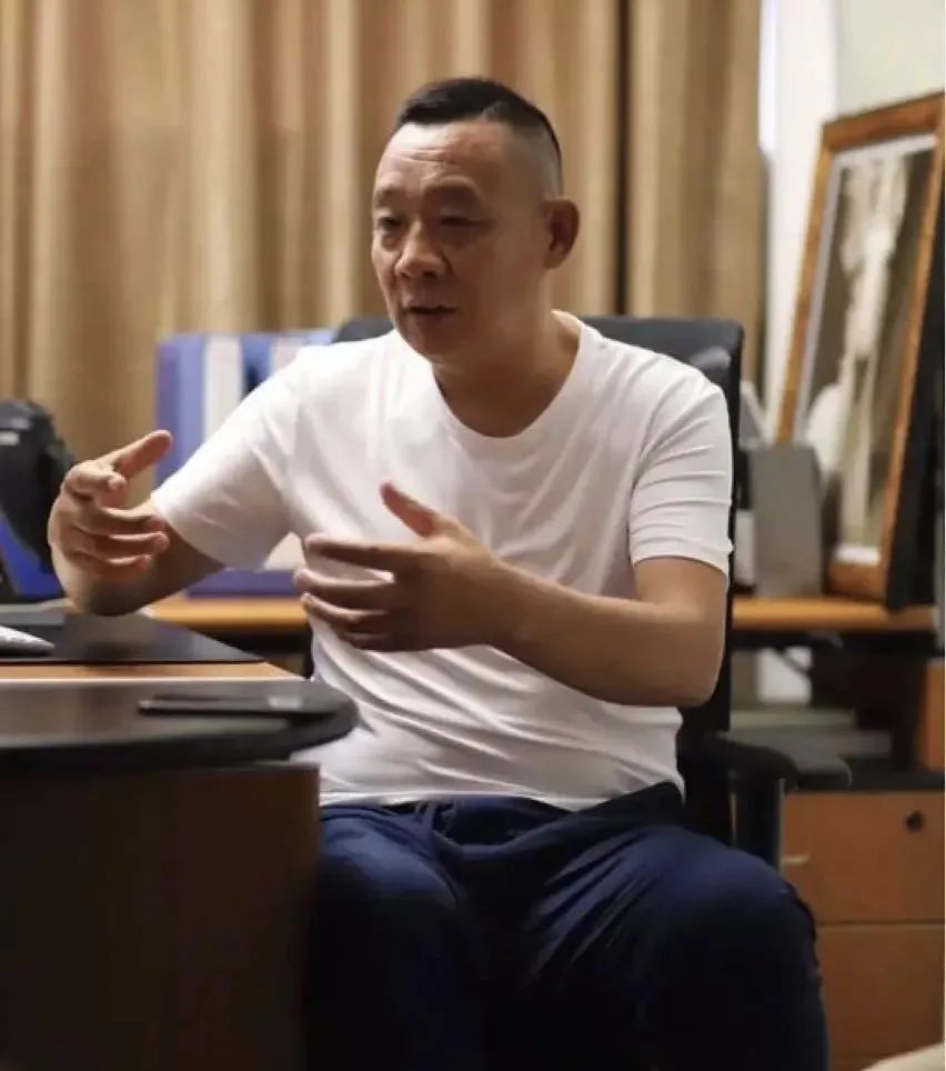 “商业鬼才”于东来：小学毕业农村娃，却从欠债30万到年入50亿？