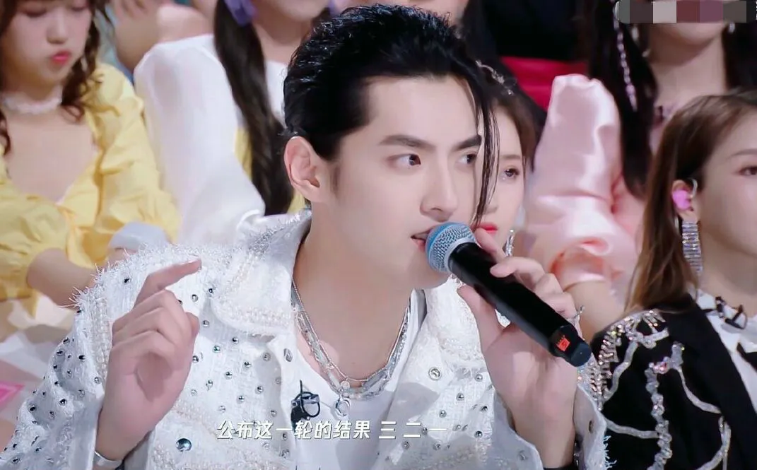 没想到归国三子再同框，鹿晗吴亦凡竟都输给了