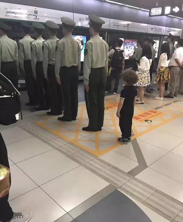今天，向中国军人致敬！不让英雄流血又流泪