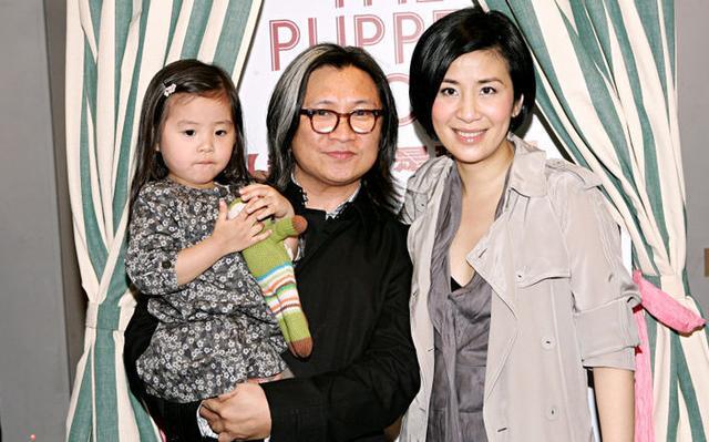 吴君如晒夫妻合影罕见秀恩爱，幽默吐槽陈可辛探班是为蹭剧组盒饭