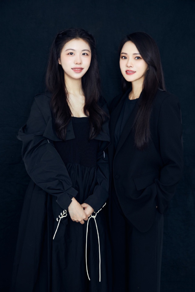 伊能静全力支持儿子事业，与哈利团队合影超自信，状态不输小年轻