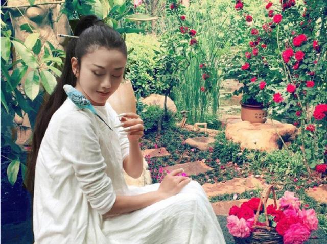 戚薇力挺杨丽萍，对无脑网友疯狂开炮：女人不