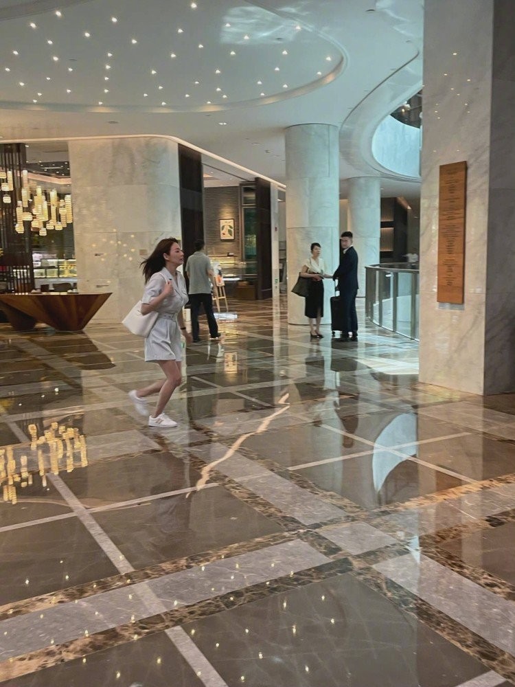 张雨绮上节目认不出胡歌？看到旧照直呼他是谁，网友：故意的吧