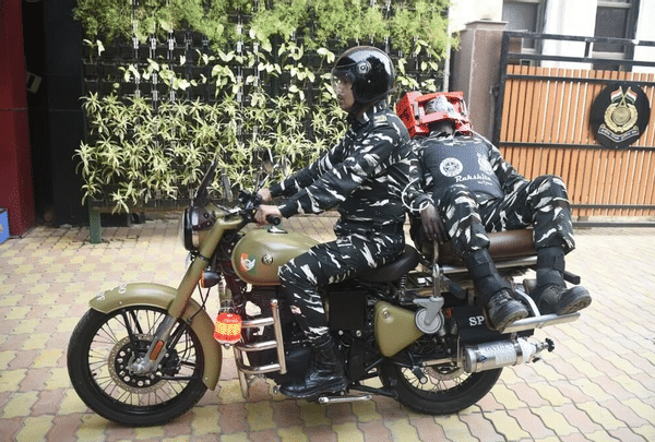 印度军工摩托又玩出新花样：后座安个躺椅，瞬间变军用救护车