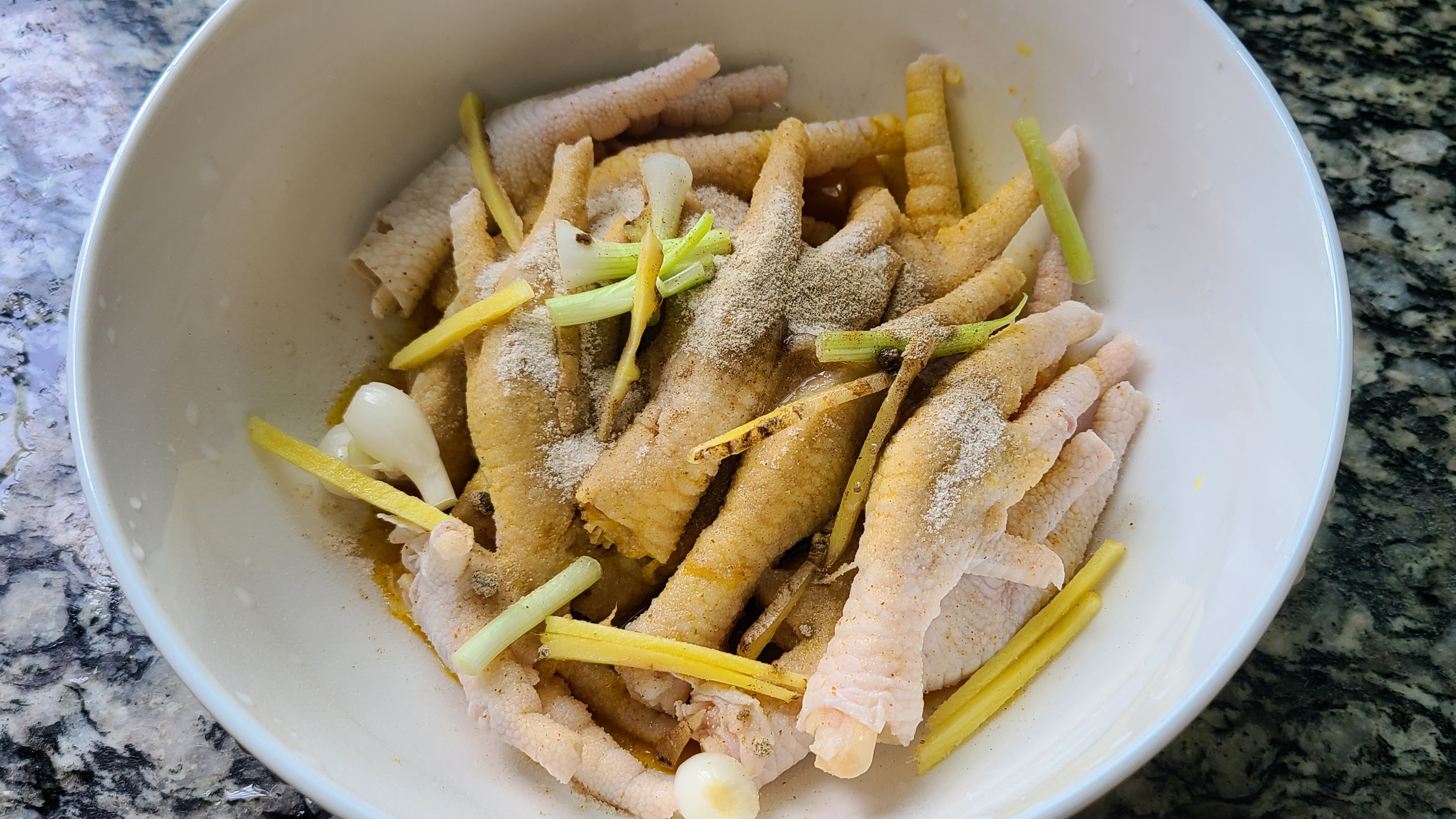 这样做的鸡爪太香了，软烂脱骨，一出锅浓浓的香味，好吃简单