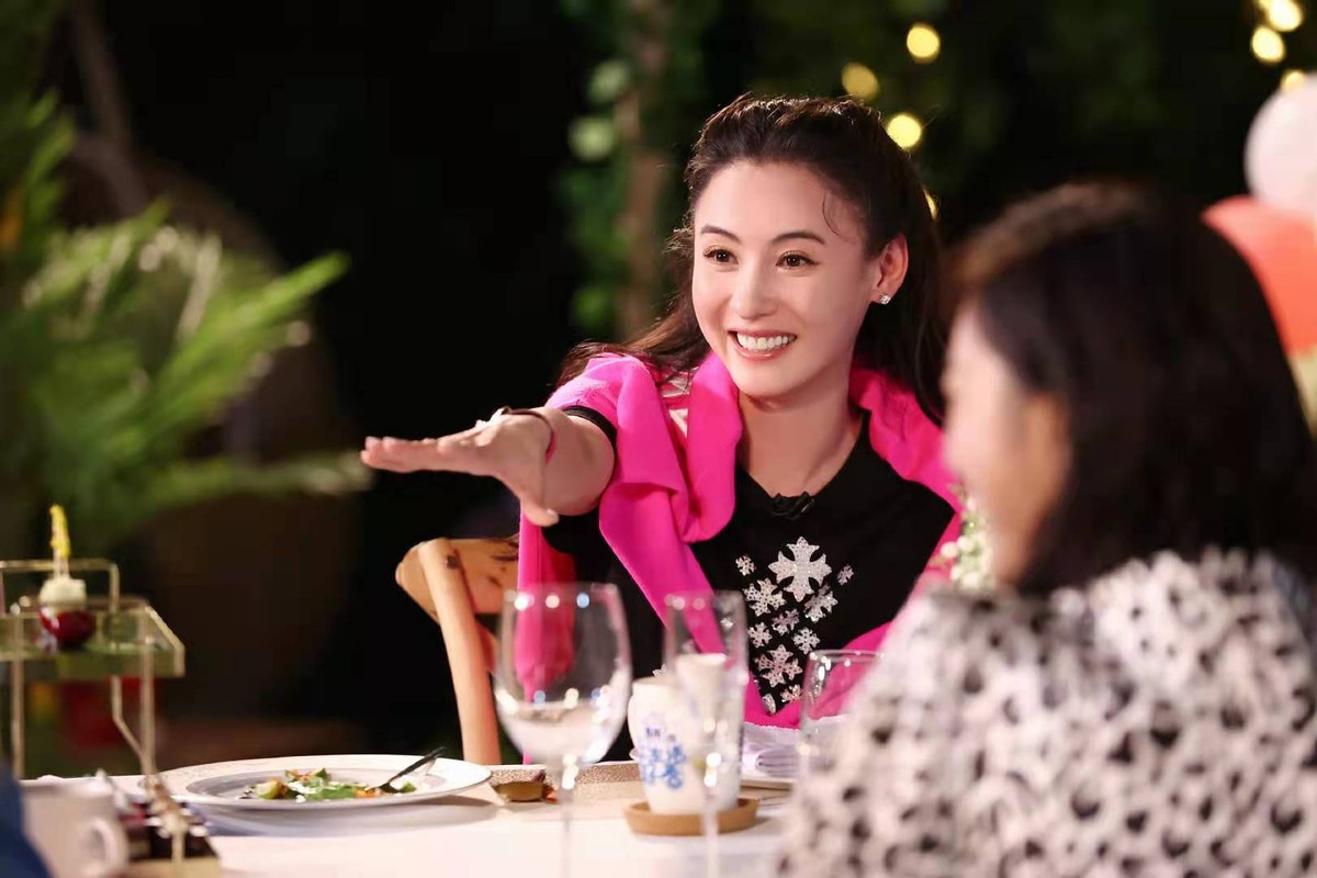 张柏芝3岁儿子正脸曝光！五官帅气头发浓密，打扮潮流小腿肉嘟嘟