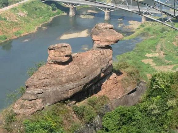 韶关有一著名景点不是丹霞山，由3块巨石堆成，形如雄鸡面湘背粤